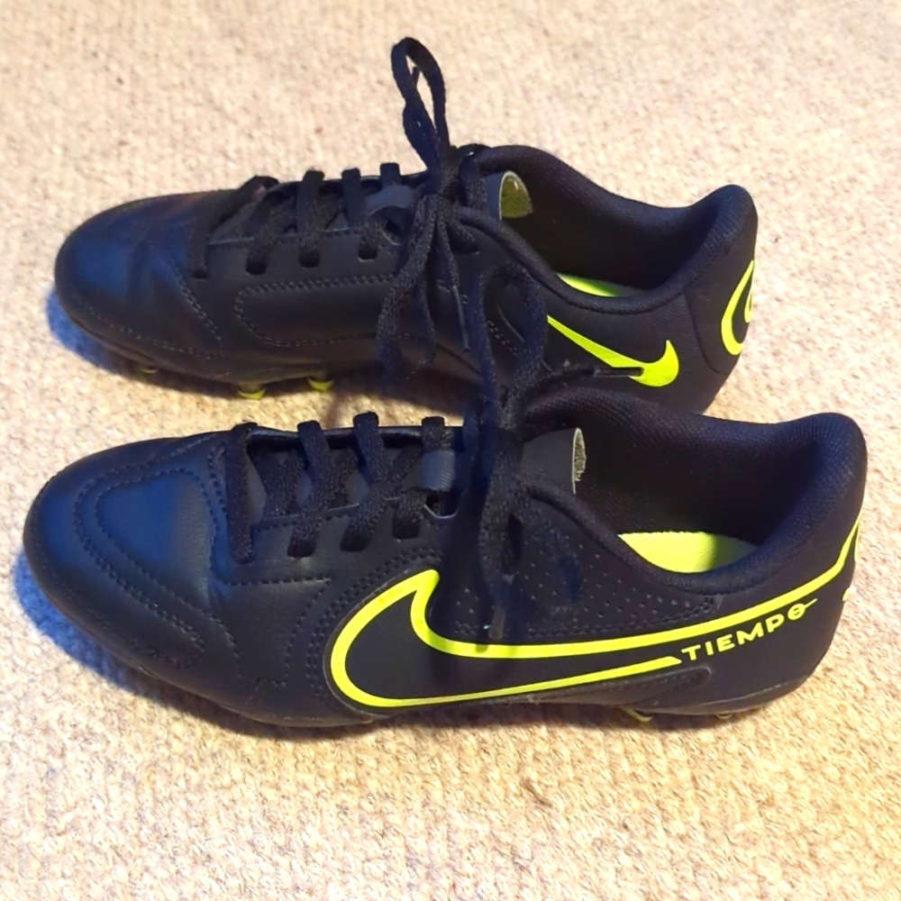 NIKE Tiempo Legend Boy's Size 2.5Y Youth Black Yellow Soccer Cleats DA1331-070